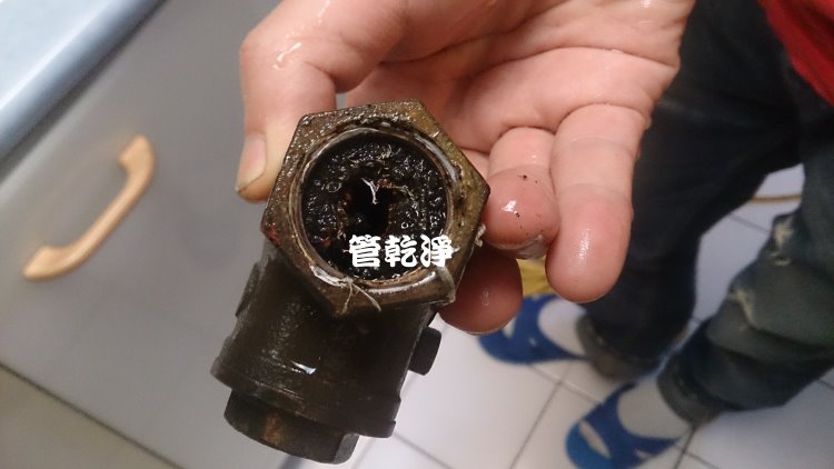 汐止湖前街 洗水管 之我家水管都是淤泥 我都震驚了
