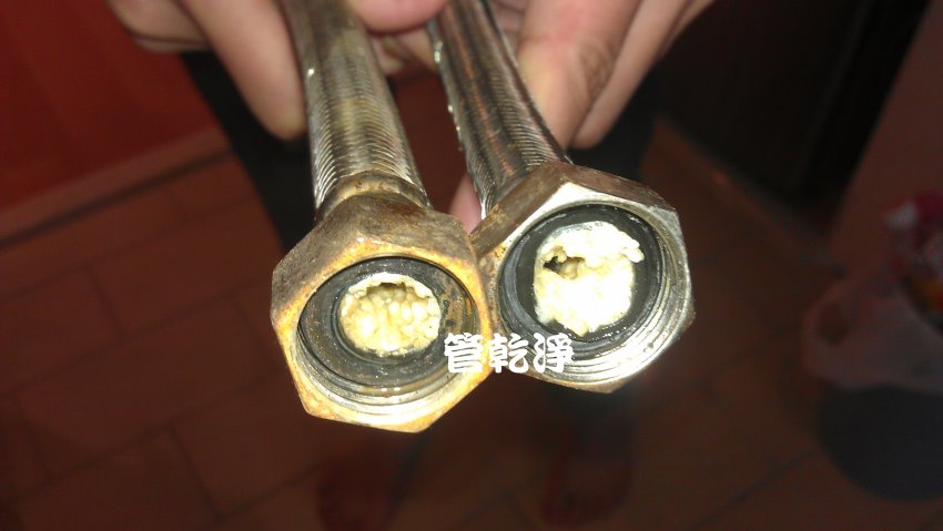 水管流出濃濃的咖啡液? 新竹市 興學街 洗水管